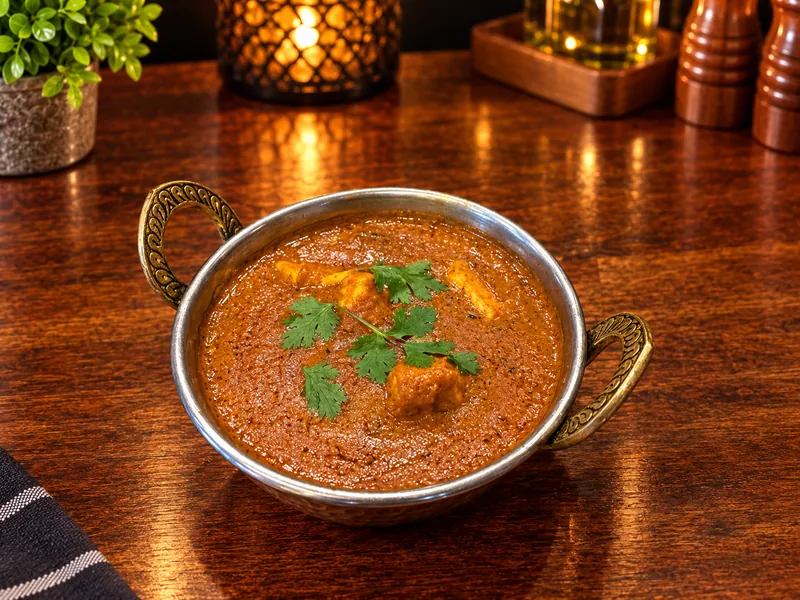 Madras : curry relevé, servi dans un bol en cuivre