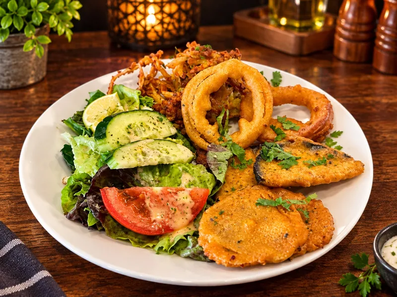Mix Pakora : beignets d'aubergine, de pomme de terre et d'oignon, servis avec une salade fraiche