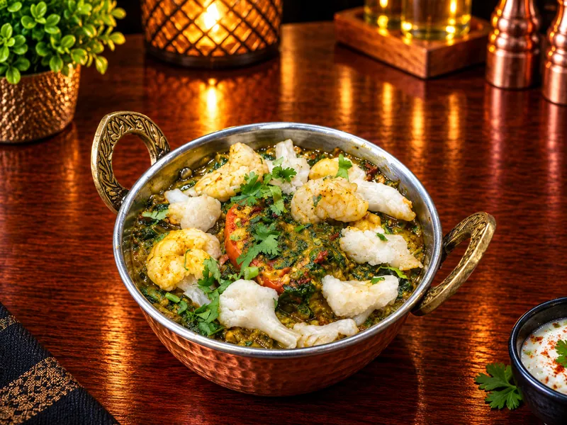 Saag Gobi : épinards et chou-fleur aux épices, servis dans un bol en cuivre