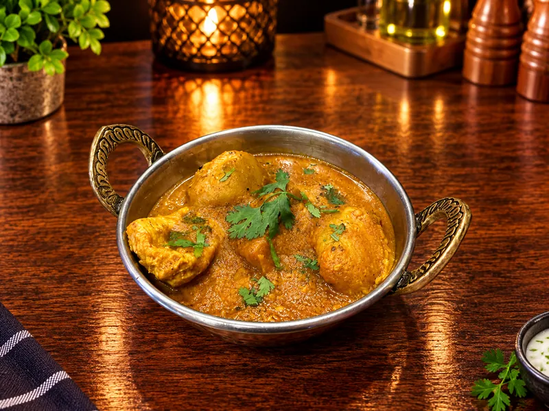 Vindaloo : curry très relevé, servi dans un bol en cuivre